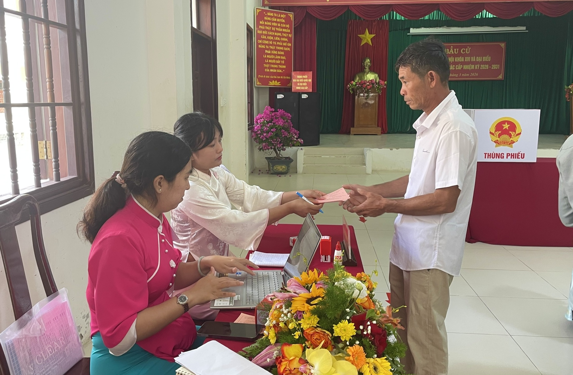 Cử tri Côn Đảo nô nức tham gia ngày bầu cử Quốc hội và HĐND 2026 - Ảnh 11.