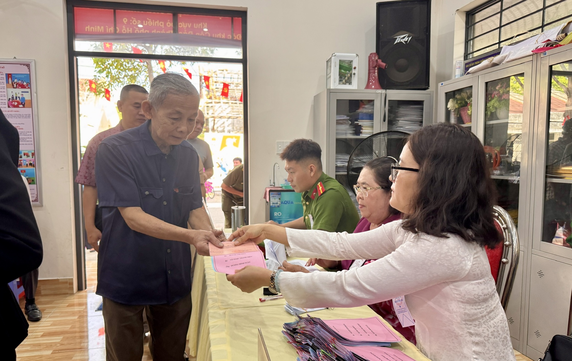 Cử tri Côn Đảo nô nức tham gia ngày bầu cử Quốc hội và HĐND 2026 - Ảnh 5.