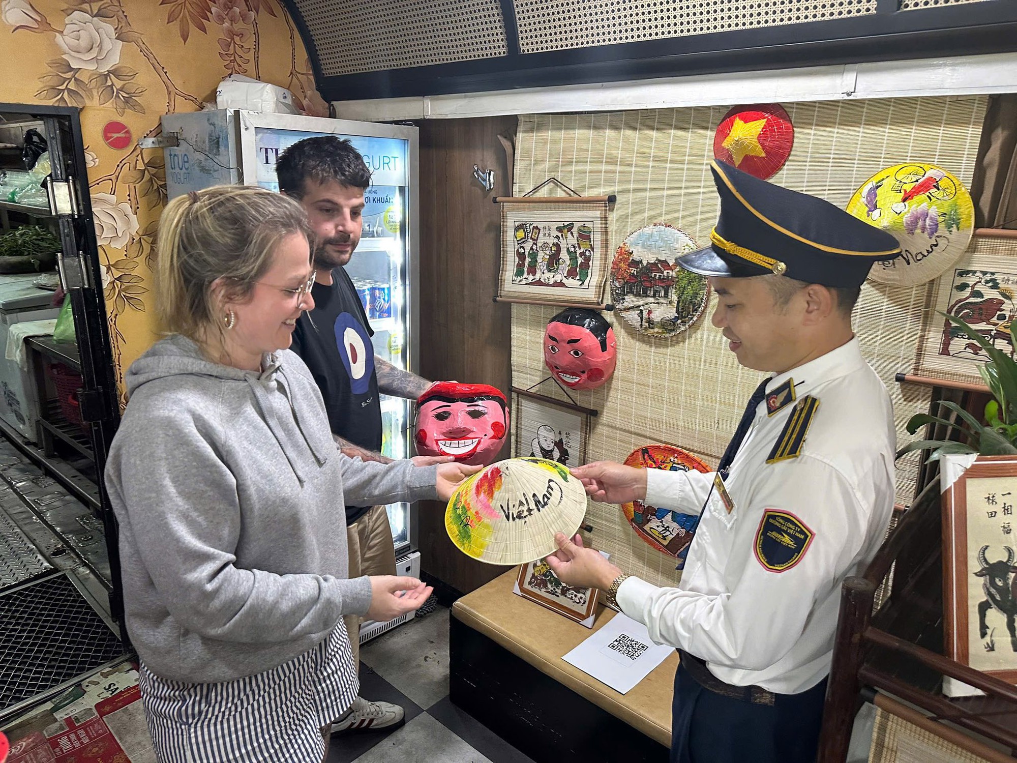 Trải nghiệm văn hóa Việt trên chuyến tàu SE19 – SE20 chất lượng như khách sạn - Ảnh 4. Trải nghiệm văn hóa Việt trên chuyến tàu SE19 – SE20 chất lượng như khách sạn - Ảnh 4.