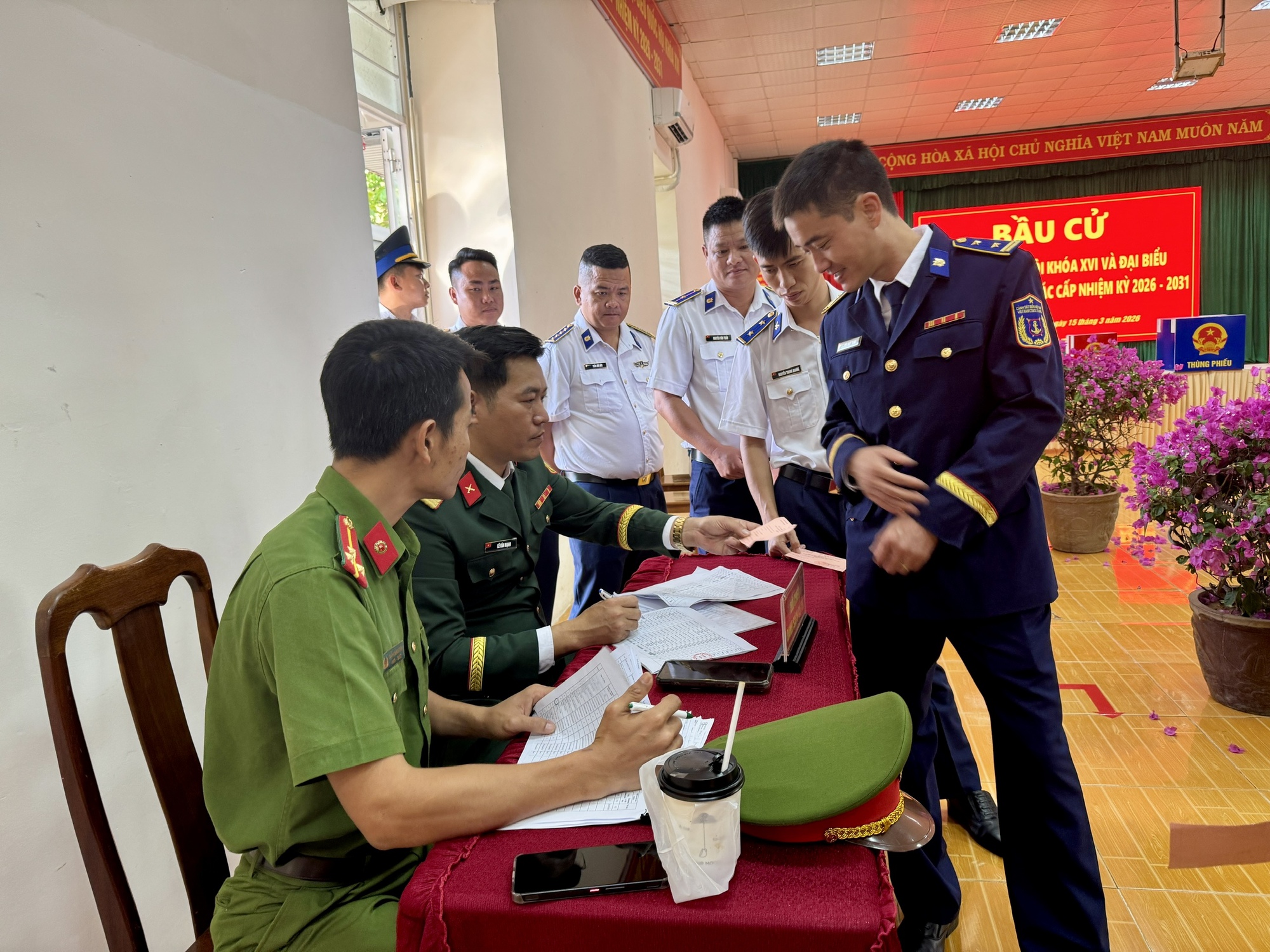 Cử tri Côn Đảo nô nức tham gia ngày bầu cử Quốc hội và HĐND 2026 - Ảnh 9.