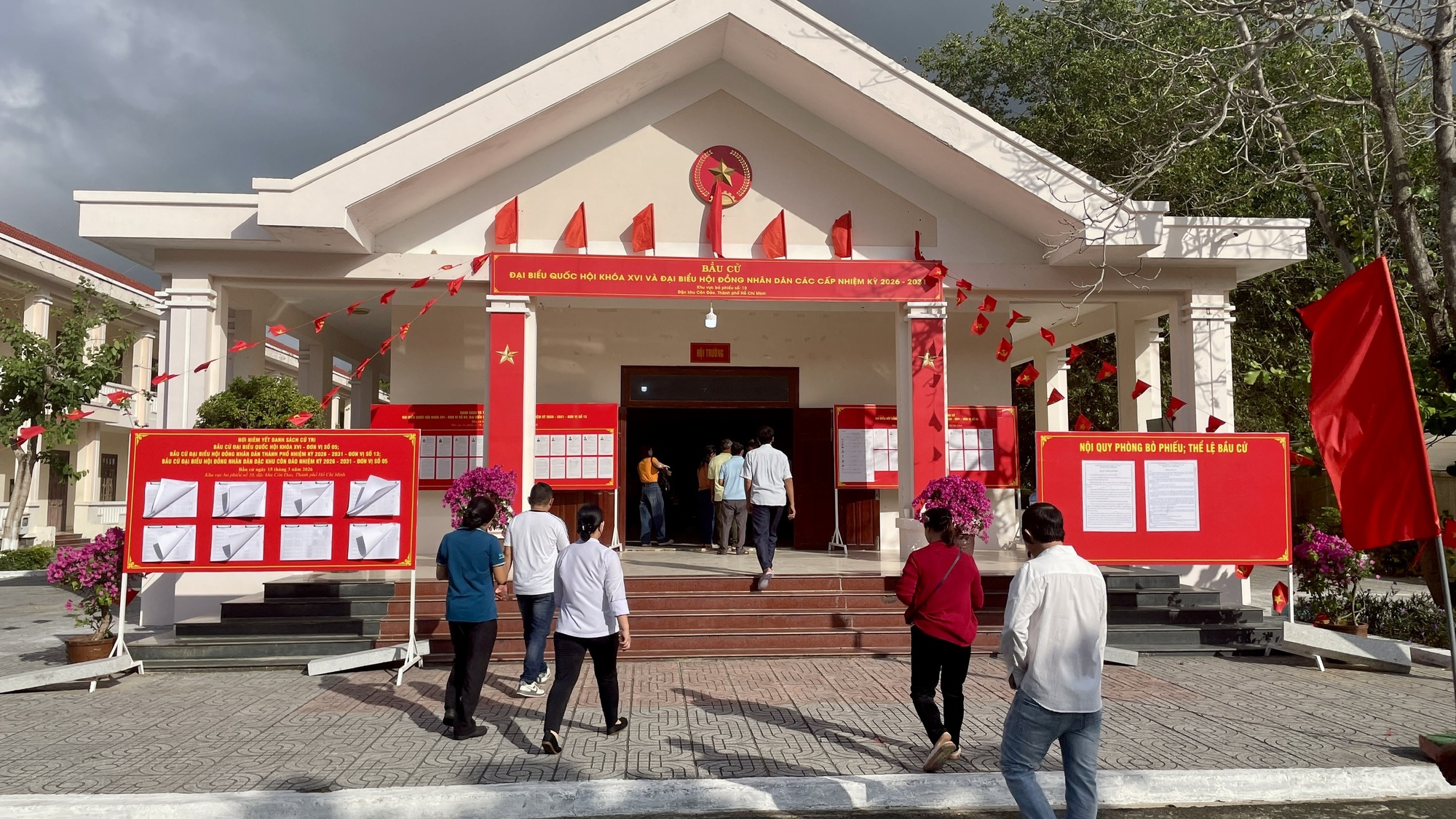 Cử tri Côn Đảo nô nức tham gia ngày bầu cử Quốc hội và HĐND 2026 - Ảnh 1.