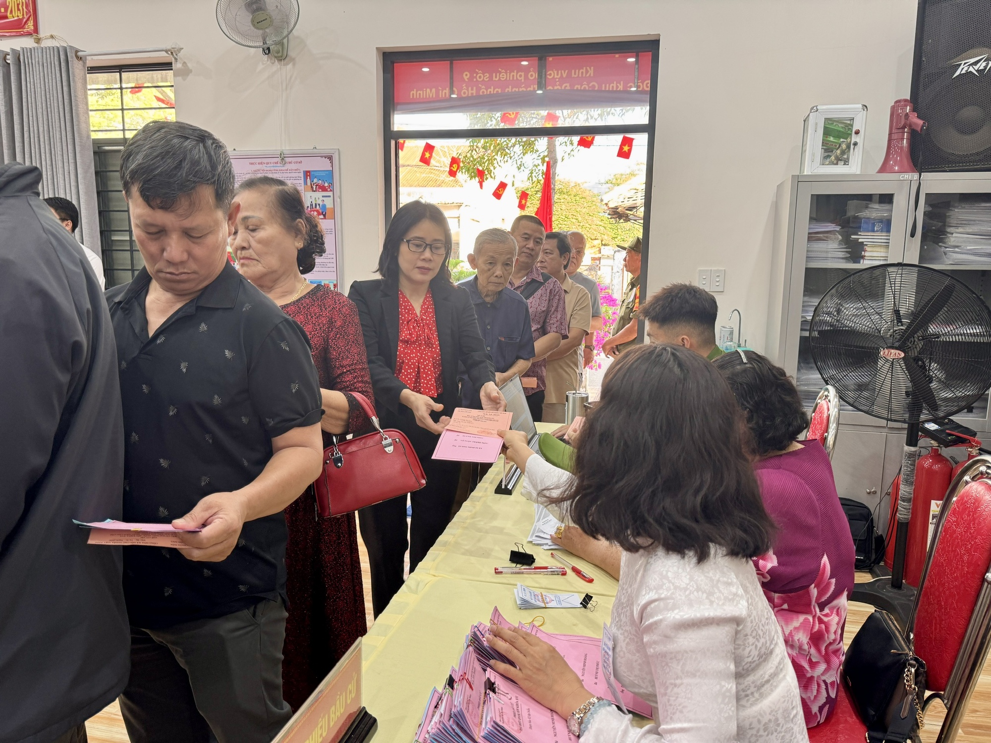 Cử tri Côn Đảo nô nức tham gia ngày bầu cử Quốc hội và HĐND 2026 - Ảnh 10.