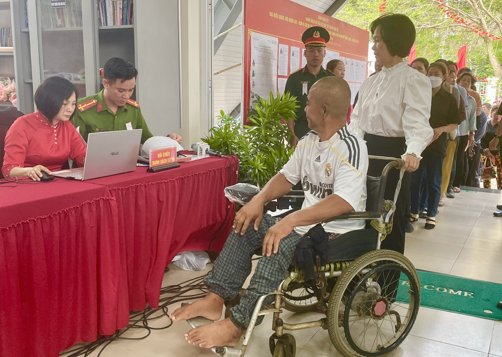 Cử tri Côn Đảo nô nức tham gia ngày bầu cử Quốc hội và HĐND 2026 - Ảnh 4.