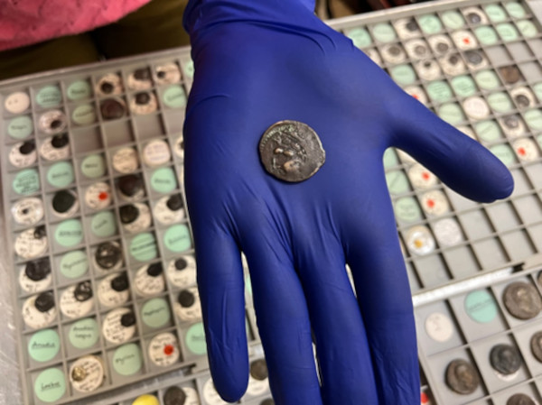 Dùng cổ vật 2.100 năm trả tiền vé xe bus mà không hay - Ảnh 1.