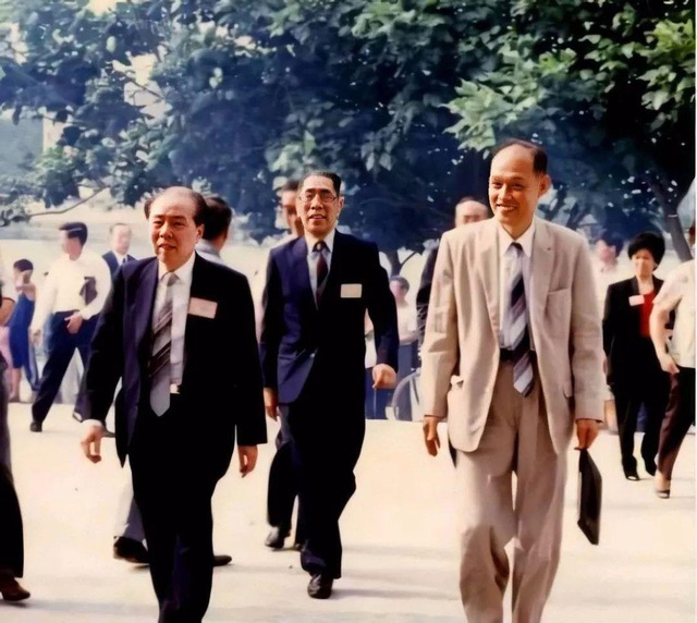 Lý Gia Thành và hành trình từ chàng trai nghèo đến tỷ phú: Câu chuyện tình yêu và khởi nghiệp - Ảnh 3. Lý Gia Thành và hành trình từ chàng trai nghèo đến tỷ phú: Câu chuyện tình yêu và khởi nghiệp - Ảnh 3.