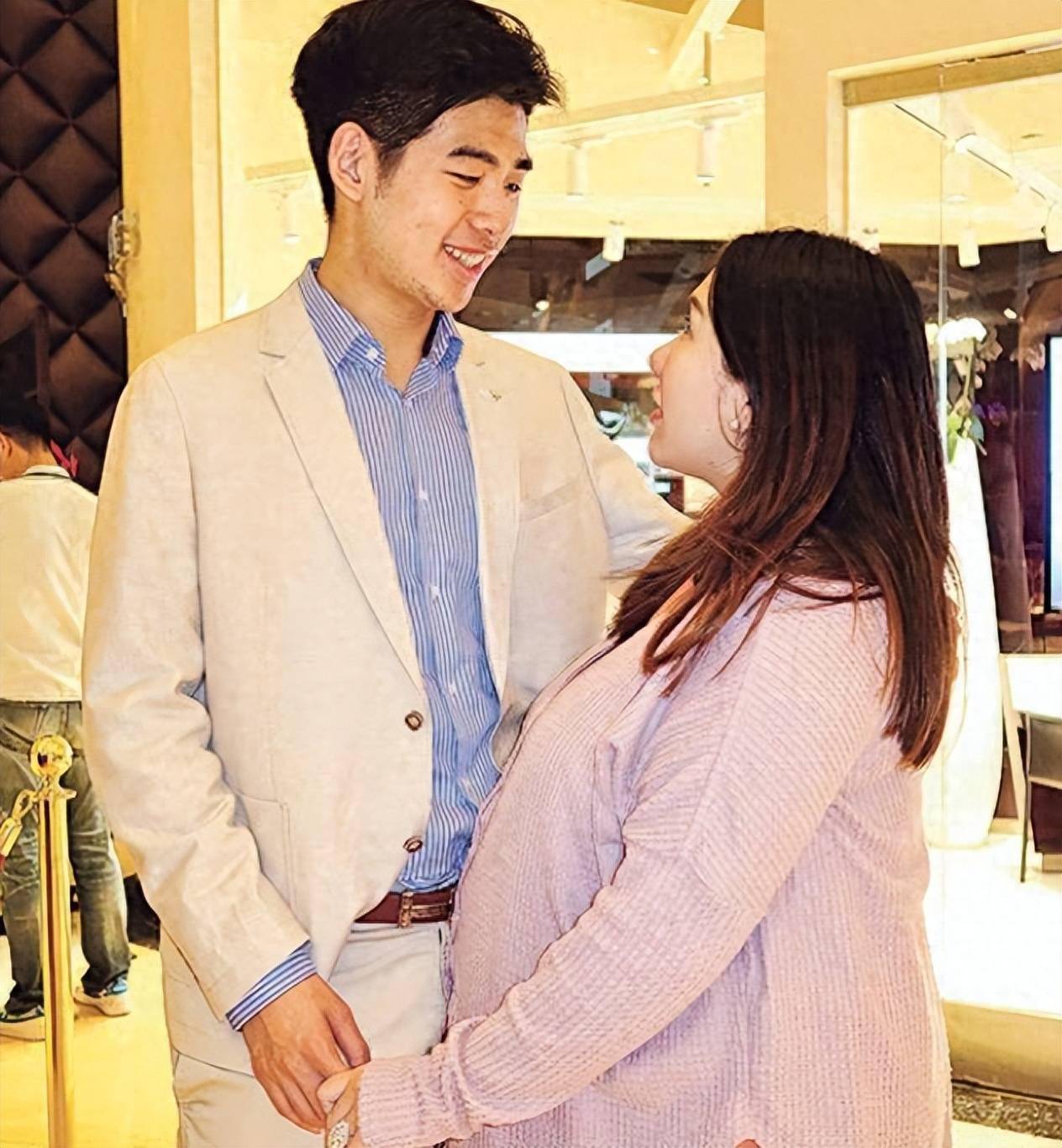 Cuộc sống kín tiếng của Hà Siêu Doanh và chồng rể Harvard Tân Kỳ Long sau 4 năm kết hôn - Ảnh 6. Cuộc sống kín tiếng của Hà Siêu Doanh và chồng rể Harvard Tân Kỳ Long sau 4 năm kết hôn - Ảnh 6.