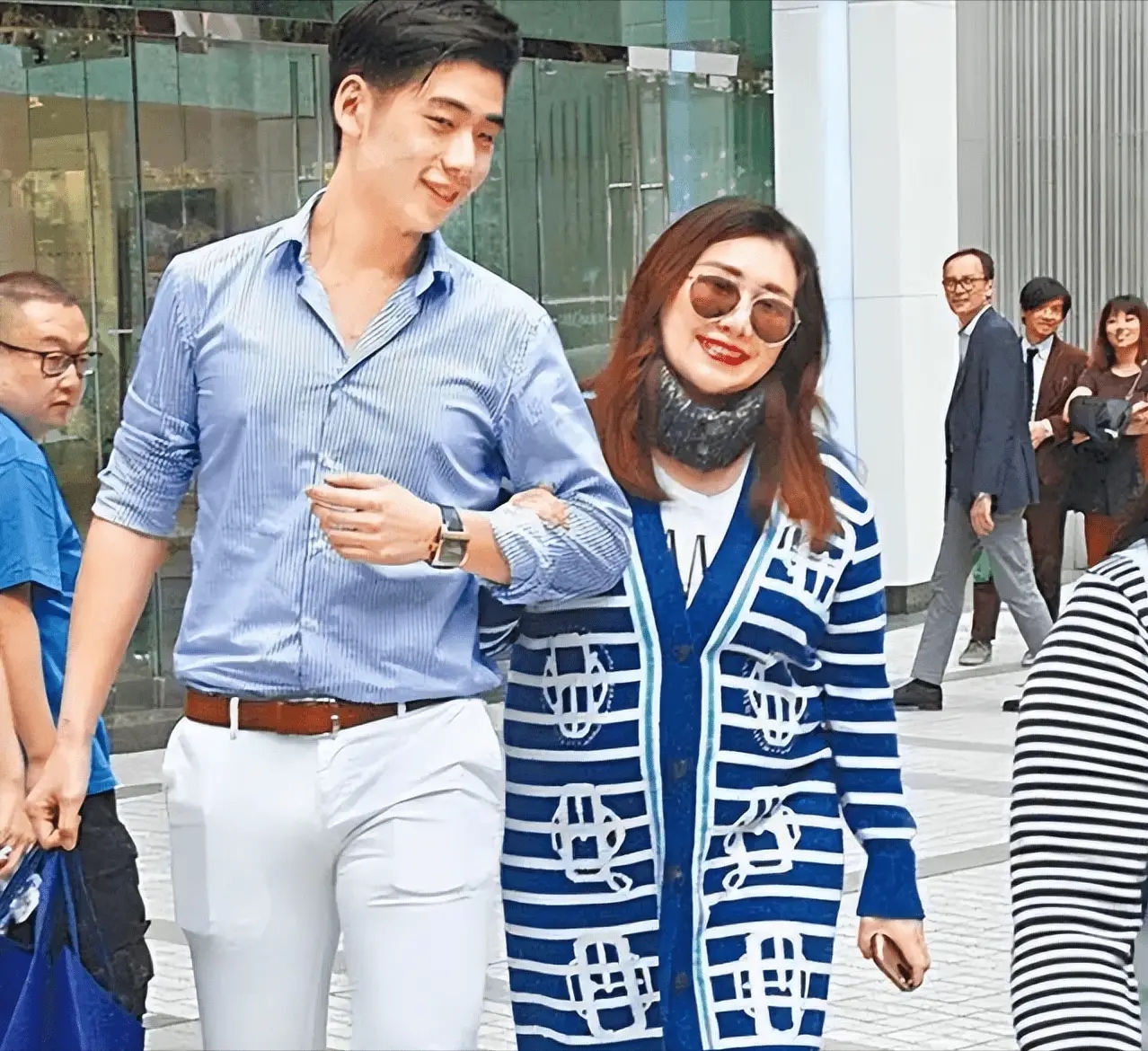 Cuộc sống kín tiếng của Hà Siêu Doanh và chồng rể Harvard Tân Kỳ Long sau 4 năm kết hôn - Ảnh 5. Cuộc sống kín tiếng của Hà Siêu Doanh và chồng rể Harvard Tân Kỳ Long sau 4 năm kết hôn - Ảnh 5.