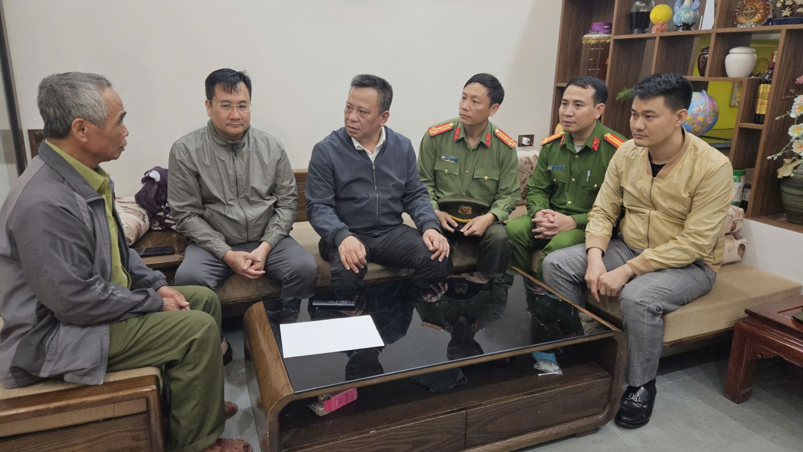 Vụ án Hưng Yên: Nghi can Ngô Duy Thăng tự sát sau khi bắn vợ tử vong - Ảnh 1. Vụ án Hưng Yên: Nghi can Ngô Duy Thăng tự sát sau khi bắn vợ tử vong - Ảnh 1.