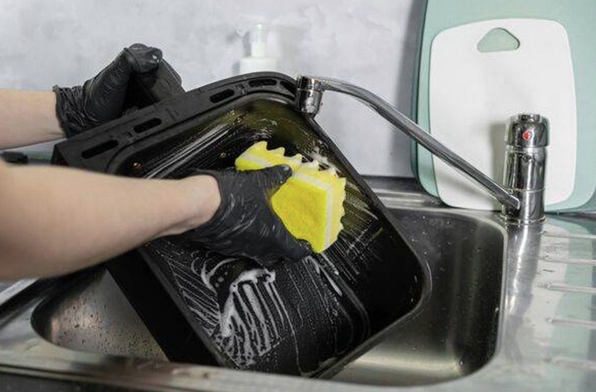 Cảnh báo về bảo trì thiết bị nồi chiên không dầu để an toàn trong bếp 2026 - Ảnh 2. Cảnh báo về bảo trì thiết bị nồi chiên không dầu để an toàn trong bếp 2026 - Ảnh 2.