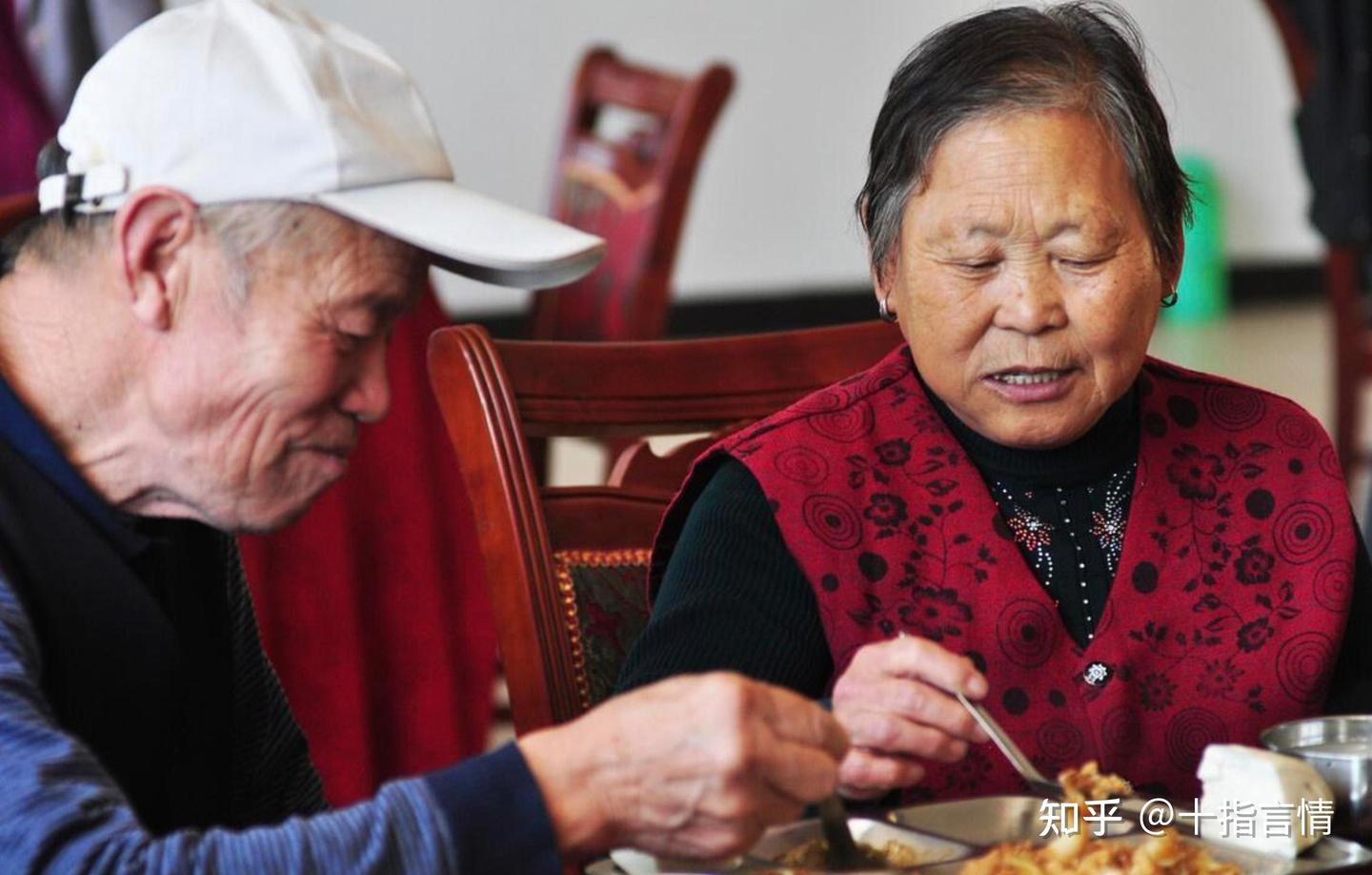 Hai cách tiết kiệm cho tuổi già: Bài học từ hai người hàng xóm sống khác nhau - Ảnh 2. Hai cách tiết kiệm cho tuổi già: Bài học từ hai người hàng xóm sống khác nhau - Ảnh 2.