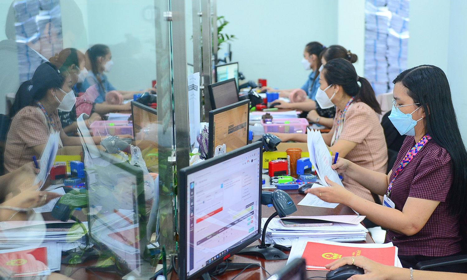 Đề xuất mới về xử lý kỷ luật viên chức nam đang nuôi con dưới 12 tháng tuổi - Ảnh 1. Đề xuất mới về xử lý kỷ luật viên chức nam đang nuôi con dưới 12 tháng tuổi - Ảnh 1.