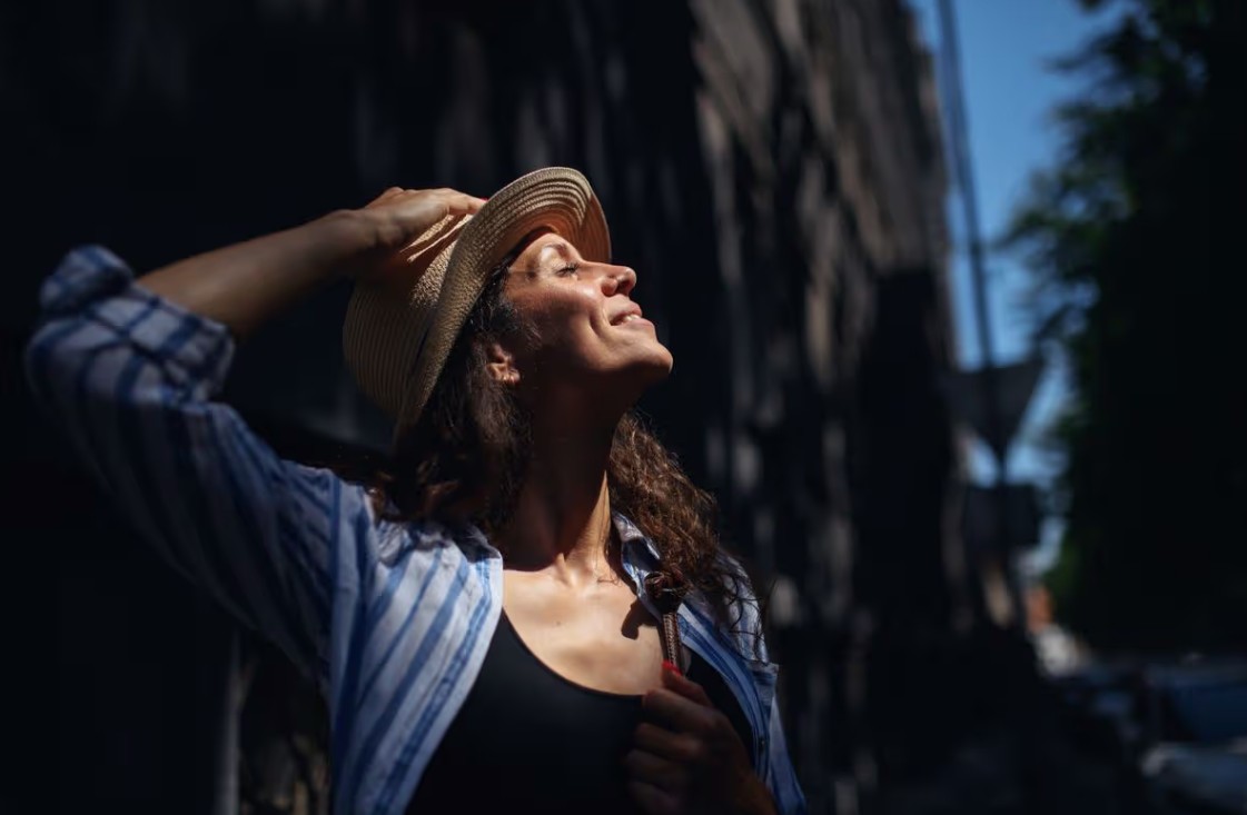 Cảnh báo sức khỏe: Ánh nắng mặt trời có thể nguy hiểm như hút thuốc - Ảnh 1. Cảnh báo sức khỏe: Ánh nắng mặt trời có thể nguy hiểm như hút thuốc - Ảnh 1.