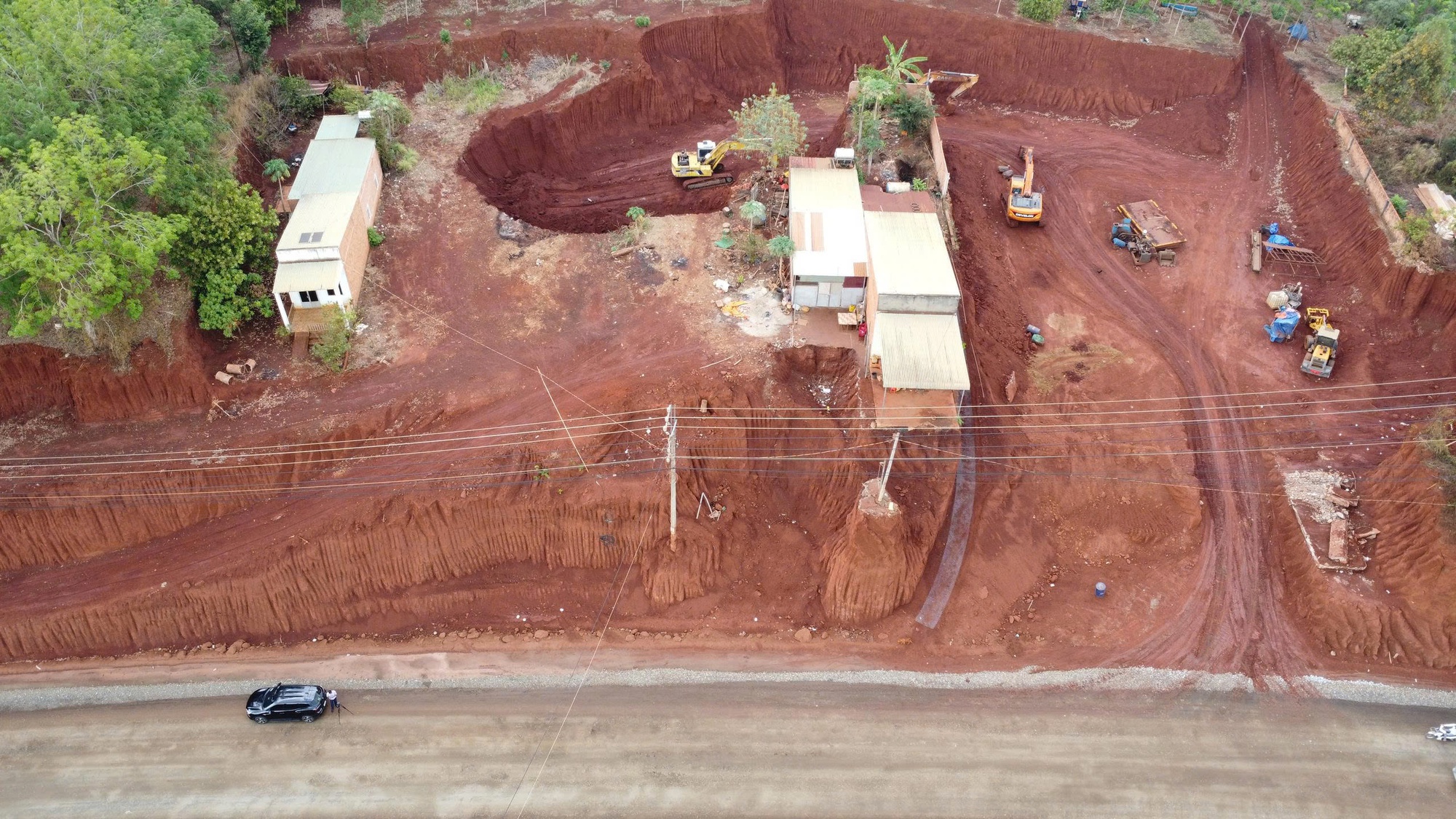 Nhà dân bên mép vực ở Đồng Nai: Lo lắng do thi công đường ĐT753 - Ảnh 1. Nhà dân bên mép vực ở Đồng Nai: Lo lắng do thi công đường ĐT753 - Ảnh 1.