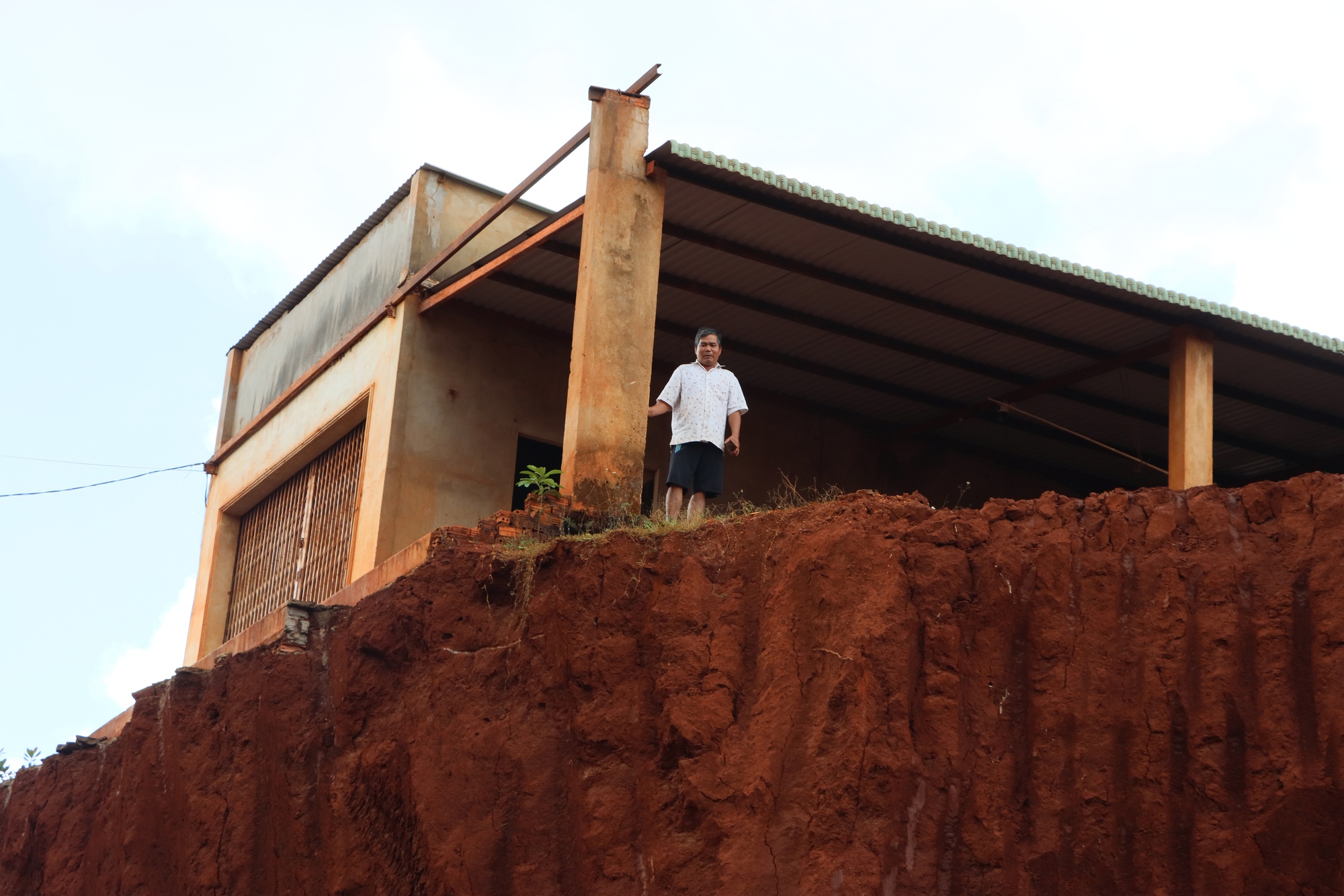 Nhà dân bên mép vực ở Đồng Nai: Lo lắng do thi công đường ĐT753 - Ảnh 2. Nhà dân bên mép vực ở Đồng Nai: Lo lắng do thi công đường ĐT753 - Ảnh 2.