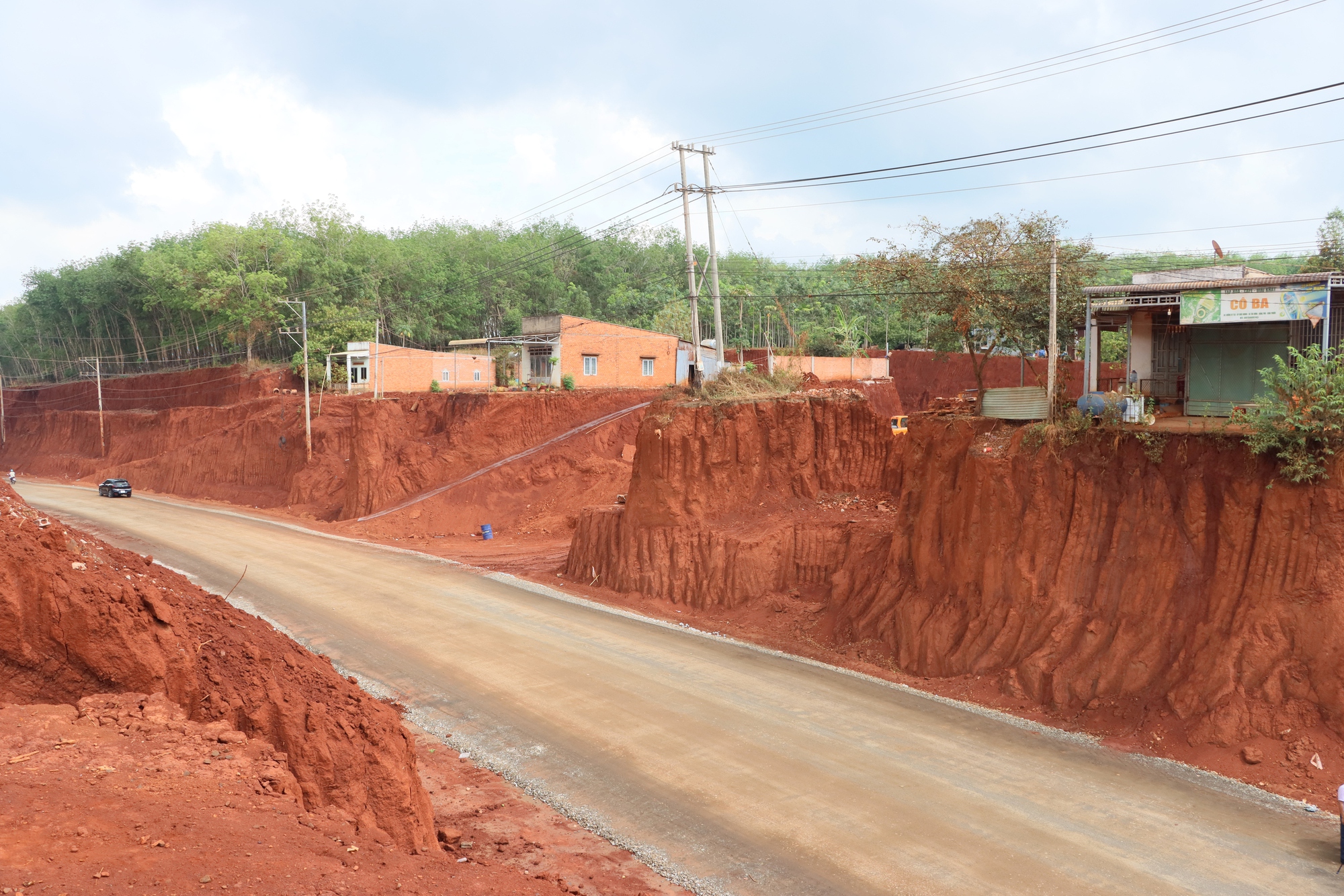 Nhà dân bên mép vực ở Đồng Nai: Lo lắng do thi công đường ĐT753 - Ảnh 3. Nhà dân bên mép vực ở Đồng Nai: Lo lắng do thi công đường ĐT753 - Ảnh 3.