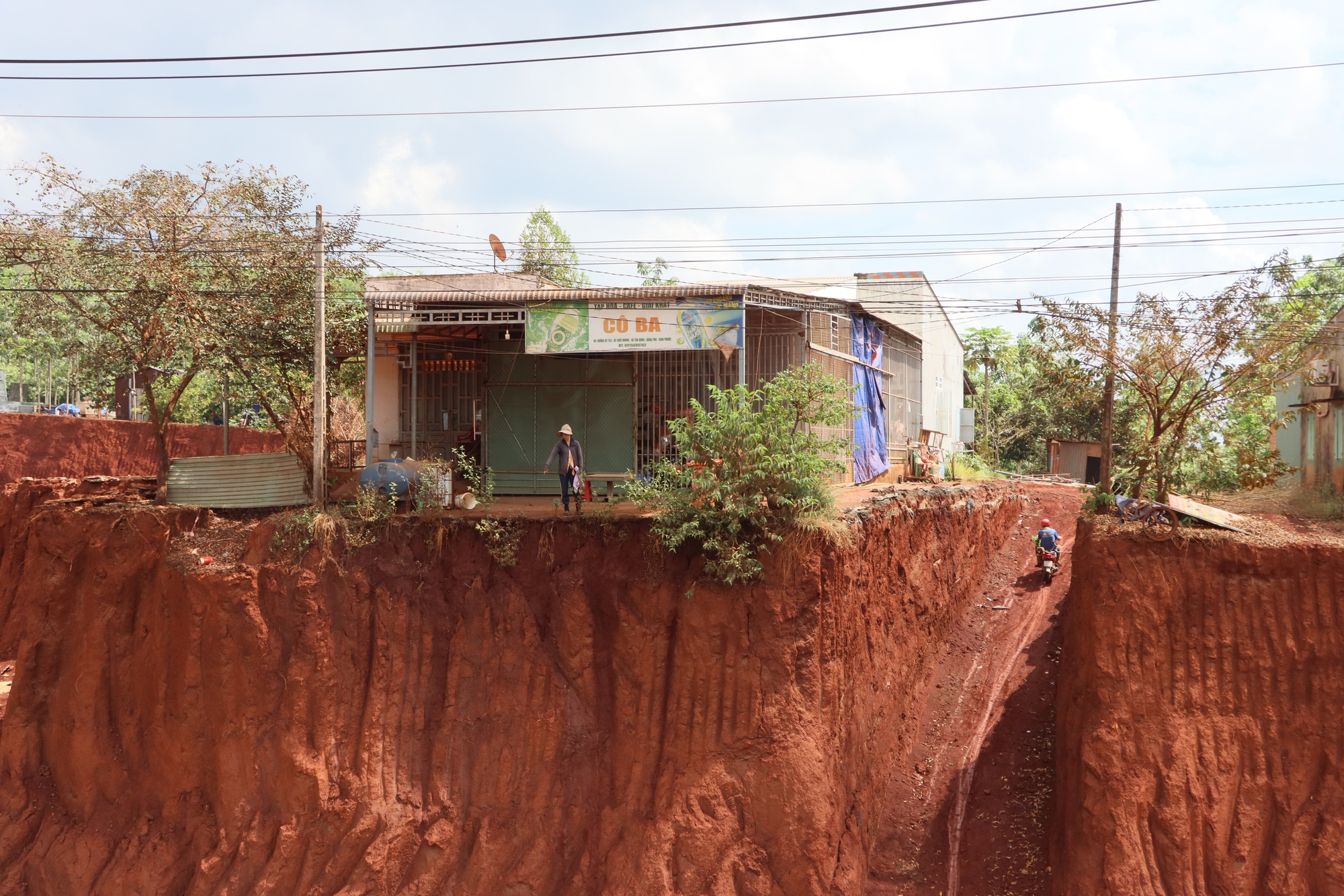 Nhà dân bên mép vực ở Đồng Nai: Lo lắng do thi công đường ĐT753 - Ảnh 4. Nhà dân bên mép vực ở Đồng Nai: Lo lắng do thi công đường ĐT753 - Ảnh 4.