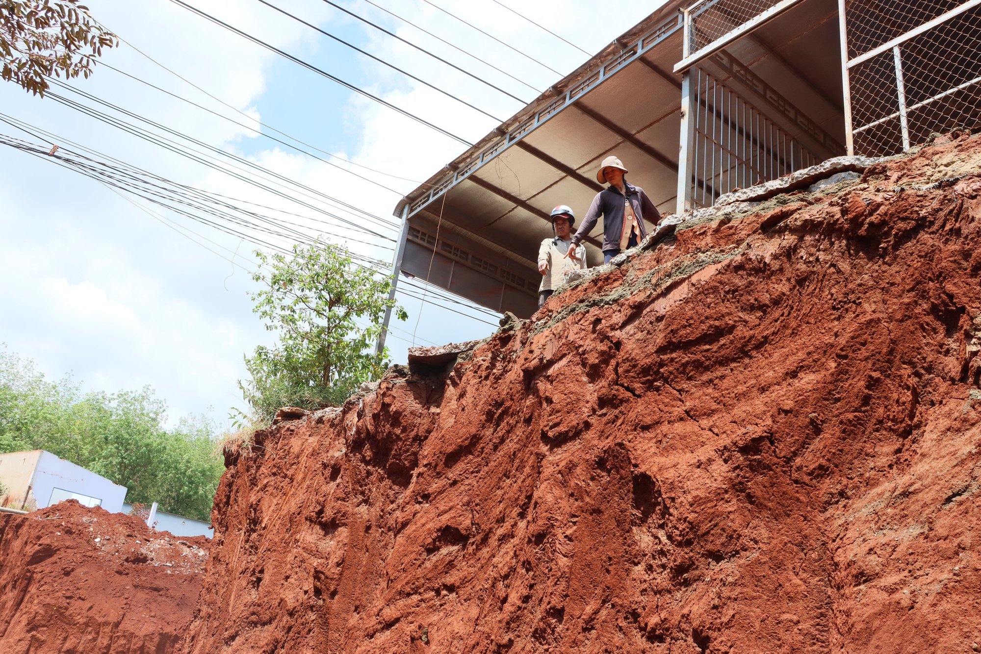 Nhà dân bên mép vực ở Đồng Nai: Lo lắng do thi công đường ĐT753 - Ảnh 6. Nhà dân bên mép vực ở Đồng Nai: Lo lắng do thi công đường ĐT753 - Ảnh 6.