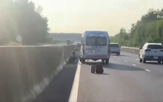 Dừng xe trên cao tốc sai khoảng cách có thể bị phạt 14 triệu đồng - Ảnh 1.