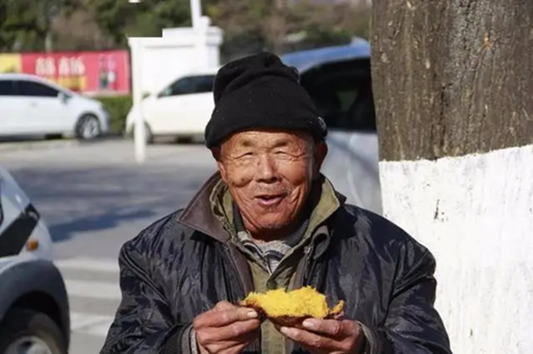 Người đàn ông 55 tuổi mắc tiểu đường ngày nào cũng ăn khoai lang, 5 tháng sau đi khám, bác sĩ vội hỏi: "Ông đã làm gì?" - Ảnh 1.