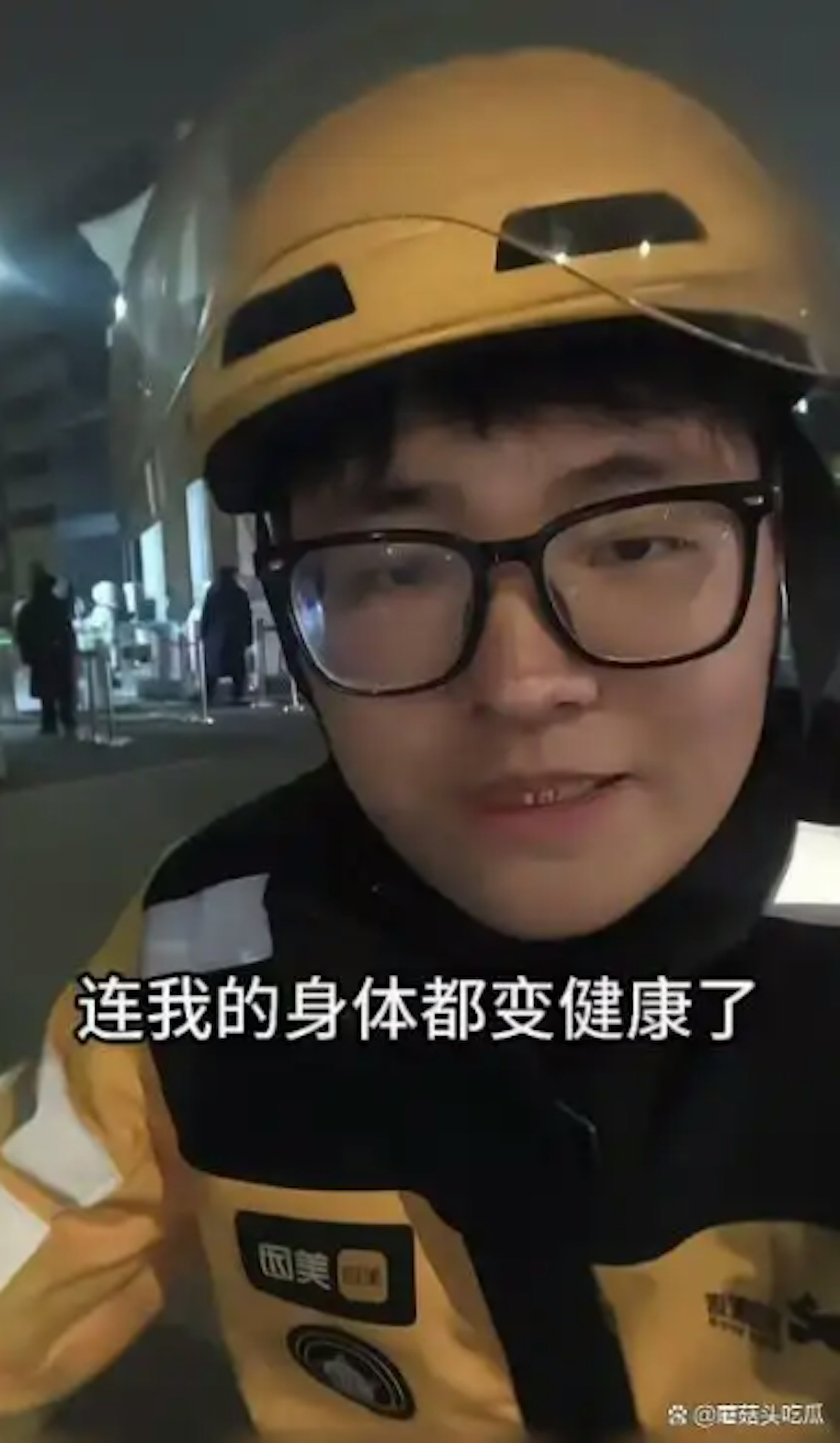 Thất nghiệp Sau tốt nghiệp , cử nhân Bắc Đại chọn làm shipper gây sốt mạng Xã hội - Ảnh 1. Thất nghiệp Sau tốt nghiệp , cử nhân Bắc Đại chọn làm shipper gây sốt mạng Xã hội - Ảnh 1.