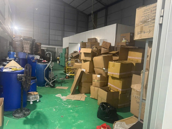 Công an TPHCM đột nhập "công xưởng kem trộn" giữa lòng thành phố - Ảnh 6.