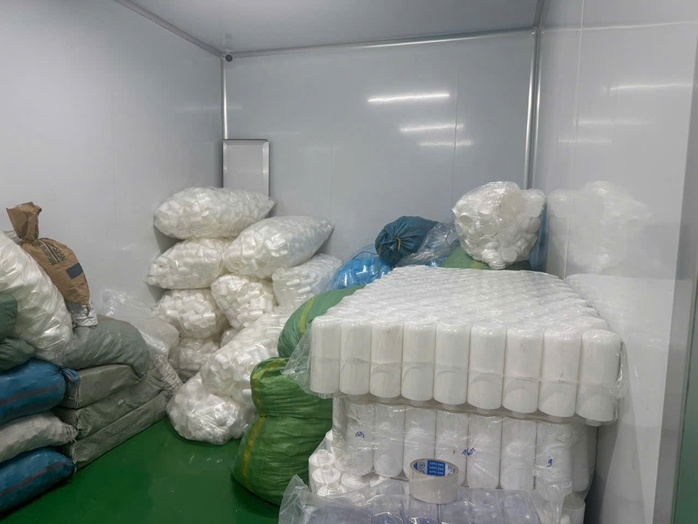 Công an TPHCM đột nhập "công xưởng kem trộn" giữa lòng thành phố - Ảnh 7.