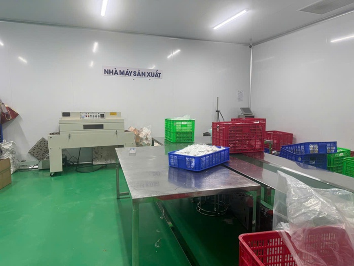 Công an TPHCM đột nhập "công xưởng kem trộn" giữa lòng thành phố - Ảnh 8.