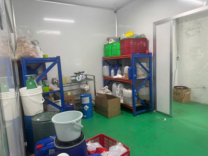 Công an TPHCM đột nhập "công xưởng kem trộn" giữa lòng thành phố - Ảnh 9.