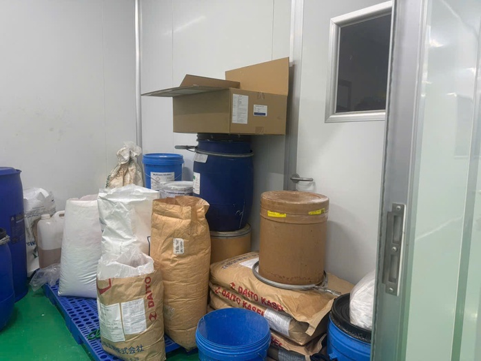 Công an TPHCM đột nhập "công xưởng kem trộn" giữa lòng thành phố - Ảnh 10.