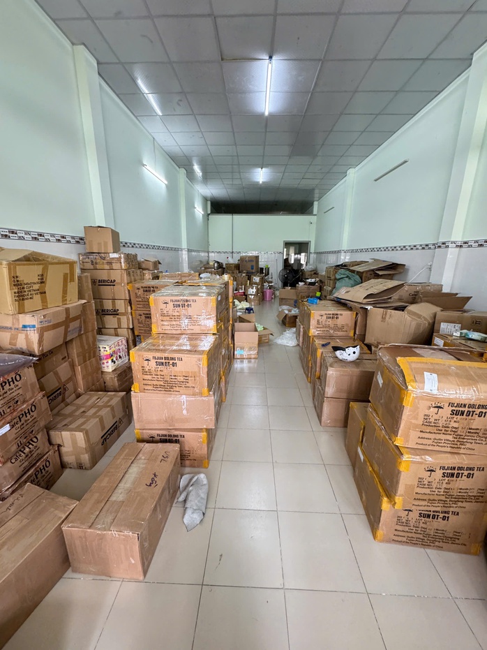 Công an TPHCM đột nhập "công xưởng kem trộn" giữa lòng thành phố - Ảnh 4.