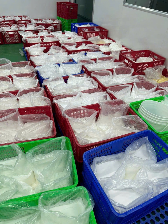 Công an TPHCM đột nhập "công xưởng kem trộn" giữa lòng thành phố - Ảnh 5.