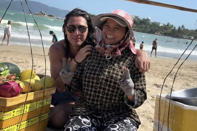 Chân dung bà bán trái cây và chàng tiên cá khiến khách Tây xếp hàng dài chờ gặp- Ảnh 2. Chân dung bà bán trái cây và chàng tiên cá khiến khách Tây xếp hàng dài chờ gặp- Ảnh 2.