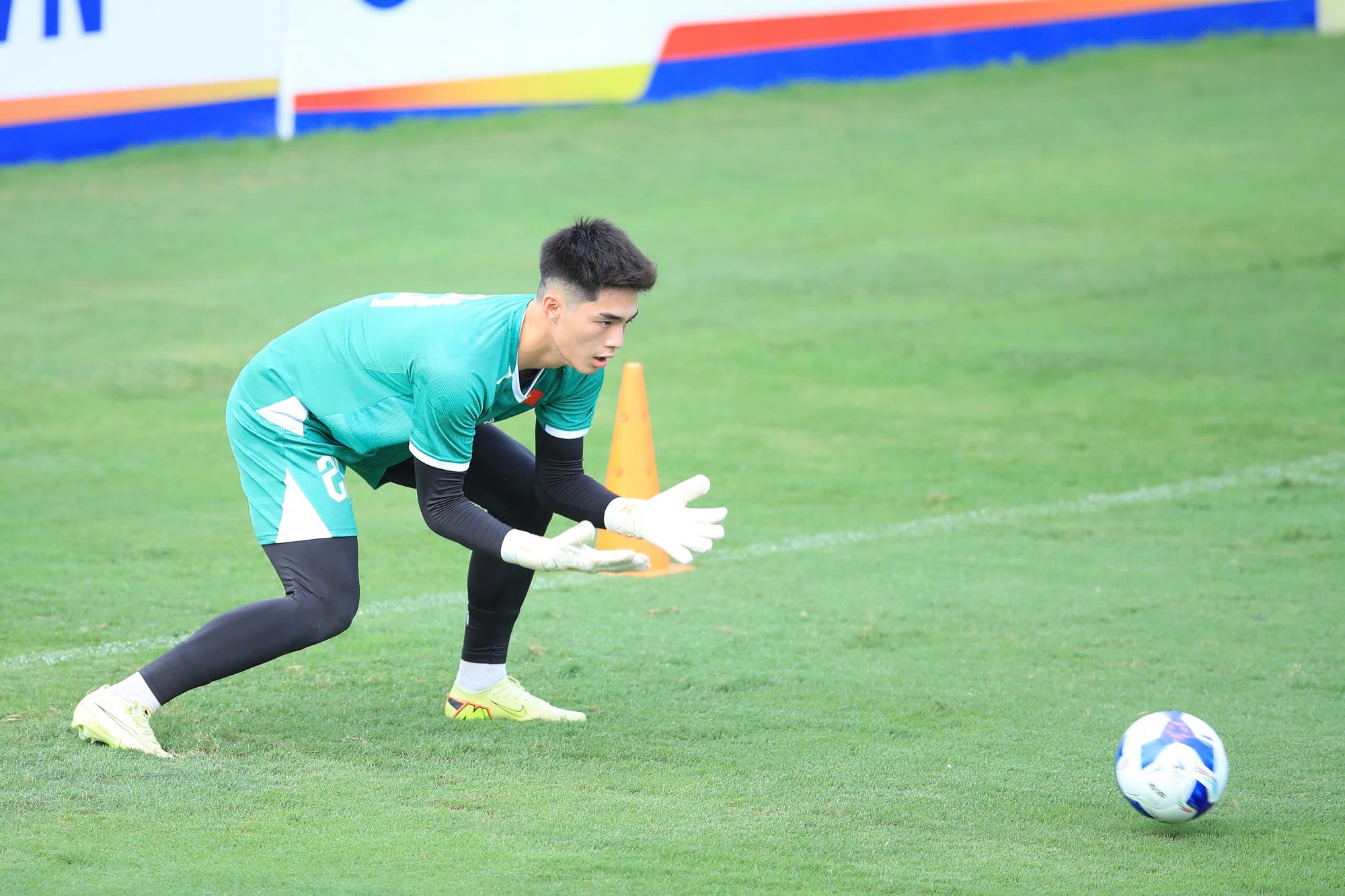 Trung Kiên và Văn Lâm: Thủ môn đẹp trai chuẩn tuyển Việt Nam 2026 - Ảnh 7. Trung Kiên và Văn Lâm: Thủ môn đẹp trai chuẩn tuyển Việt Nam 2026 - Ảnh 7.