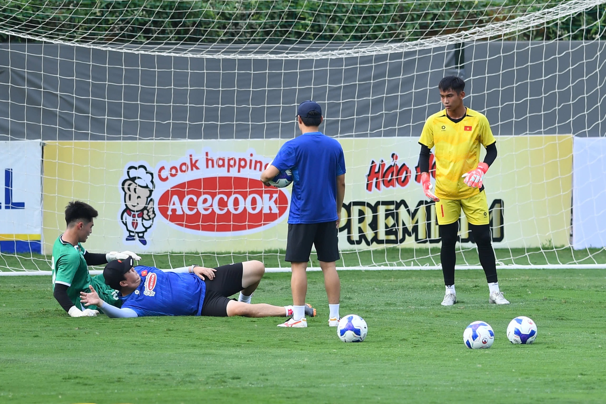 Trung Kiên và Văn Lâm: Thủ môn đẹp trai chuẩn tuyển Việt Nam 2026 - Ảnh 5. Trung Kiên và Văn Lâm: Thủ môn đẹp trai chuẩn tuyển Việt Nam 2026 - Ảnh 5.
