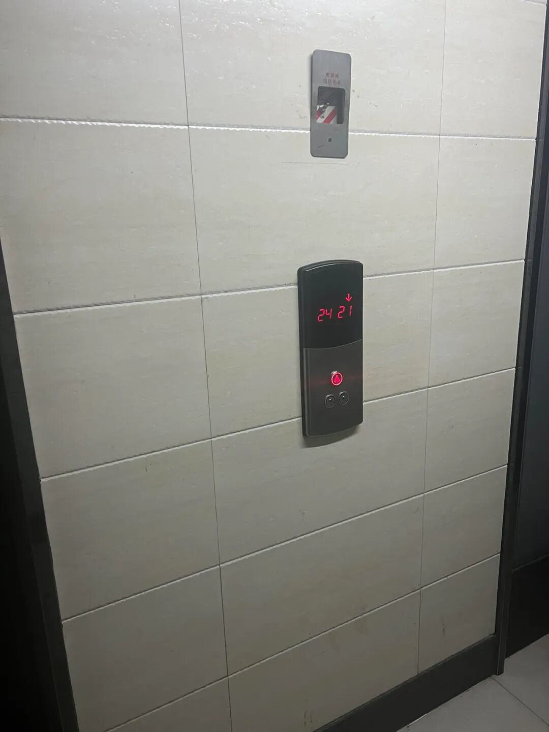 Có nên mua căn hộ có sân thượng? Người từng sống ở đây nói thẳng: Lãng mạn thì ít, đánh đổi thì nhiều - Ảnh 4.