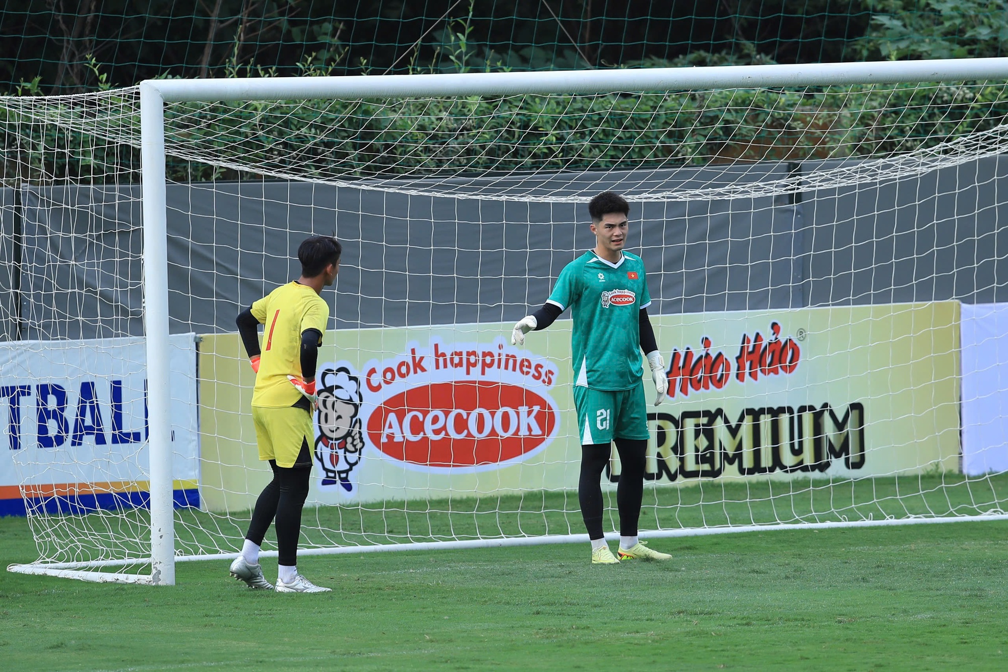 Trung Kiên và Văn Lâm: Thủ môn đẹp trai chuẩn tuyển Việt Nam 2026 - Ảnh 3. Trung Kiên và Văn Lâm: Thủ môn đẹp trai chuẩn tuyển Việt Nam 2026 - Ảnh 3.