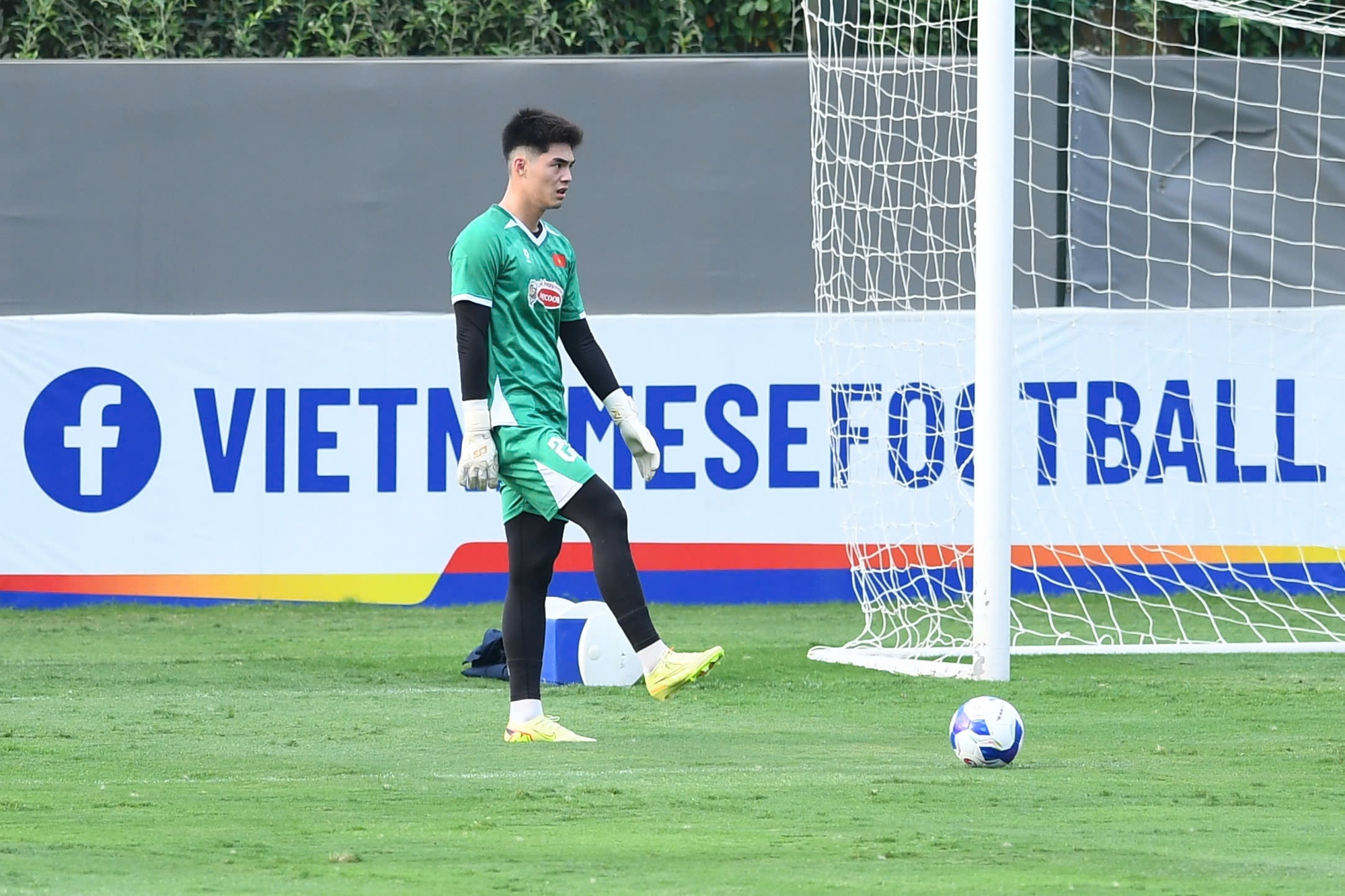 Trung Kiên và Văn Lâm: Thủ môn đẹp trai chuẩn tuyển Việt Nam 2026 - Ảnh 4. Trung Kiên và Văn Lâm: Thủ môn đẹp trai chuẩn tuyển Việt Nam 2026 - Ảnh 4.