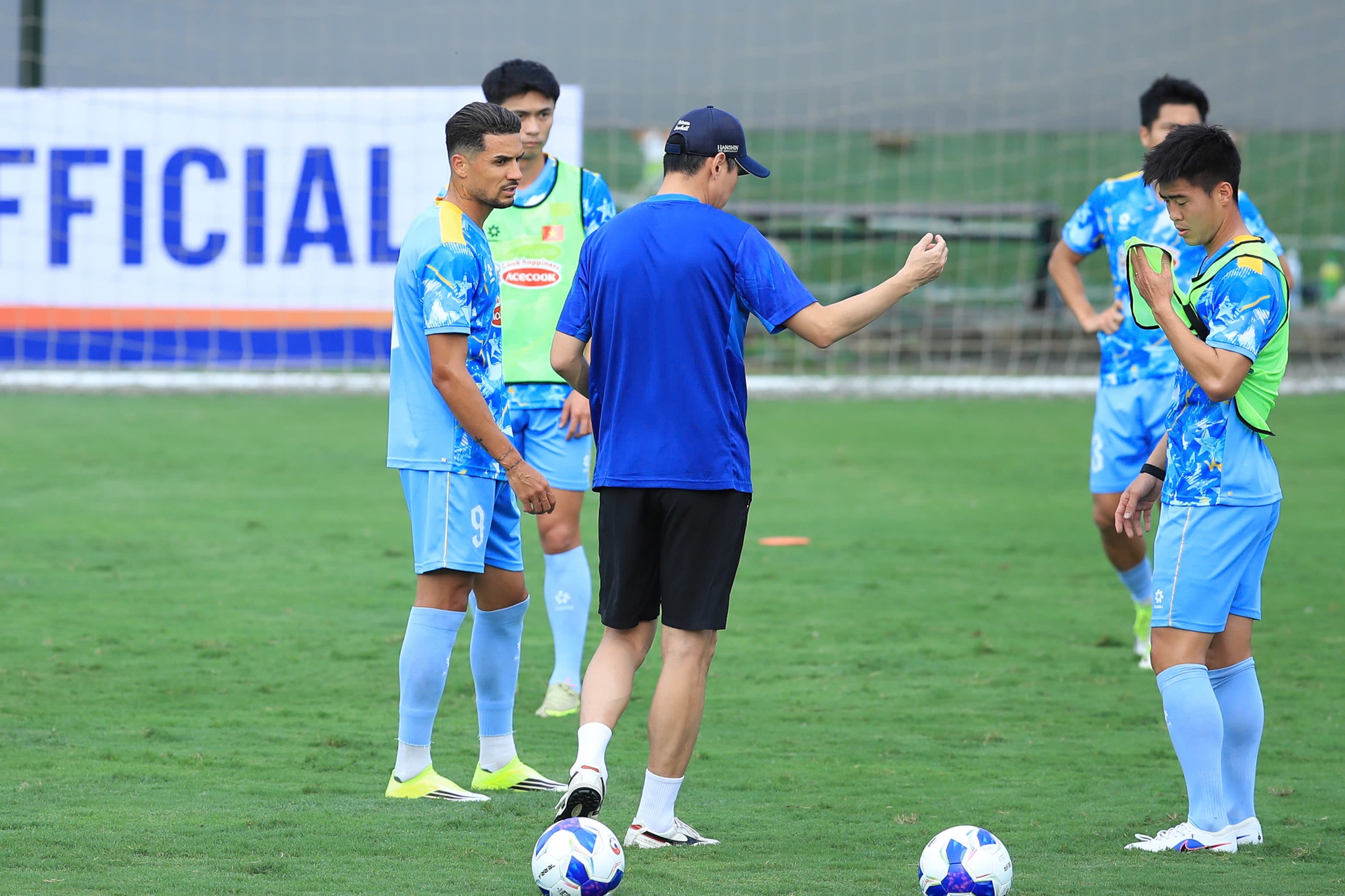 Trung Kiên và Văn Lâm: Thủ môn đẹp trai chuẩn tuyển Việt Nam 2026 - Ảnh 12. Trung Kiên và Văn Lâm: Thủ môn đẹp trai chuẩn tuyển Việt Nam 2026 - Ảnh 12.