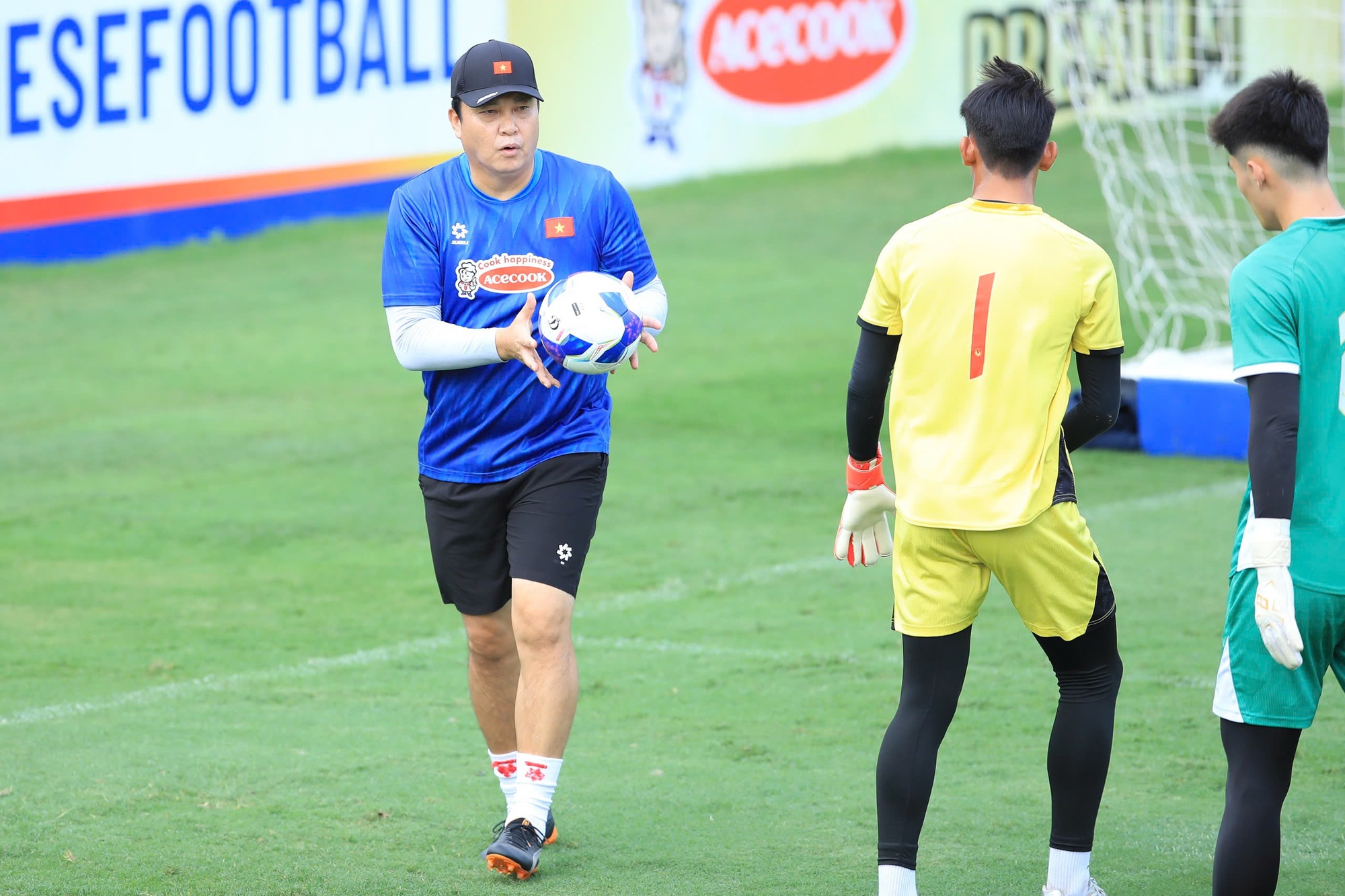 Trung Kiên và Văn Lâm: Thủ môn đẹp trai chuẩn tuyển Việt Nam 2026 - Ảnh 6. Trung Kiên và Văn Lâm: Thủ môn đẹp trai chuẩn tuyển Việt Nam 2026 - Ảnh 6.