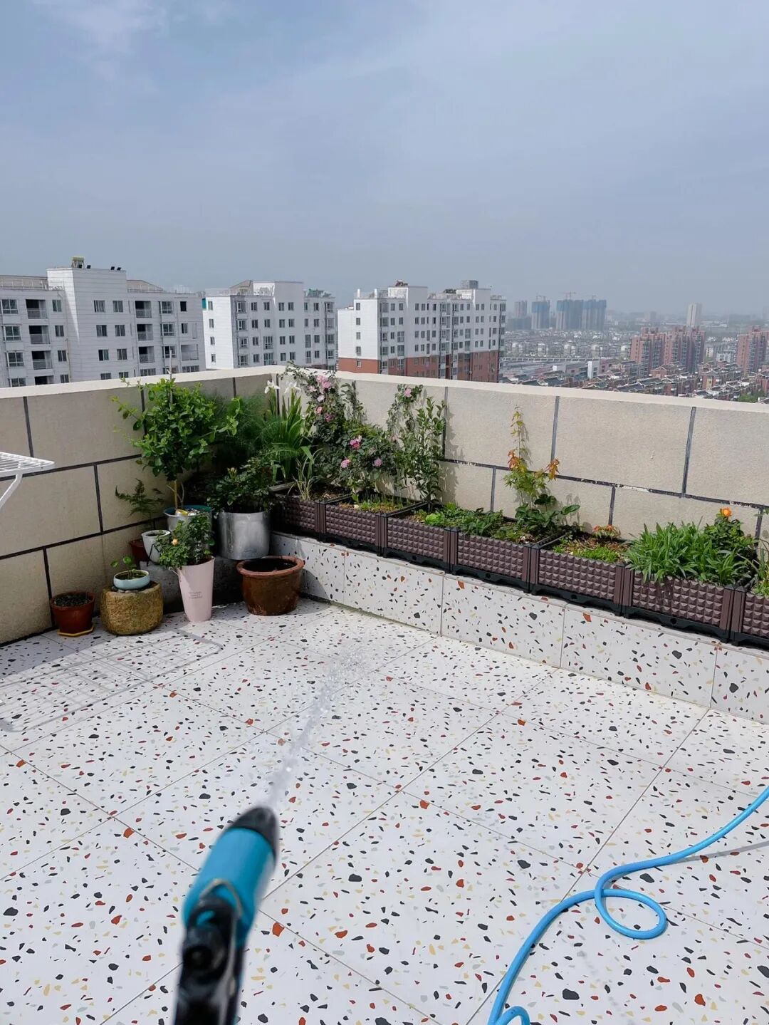 Có nên mua căn hộ có sân thượng? Người từng sống ở đây nói thẳng: Lãng mạn thì ít, đánh đổi thì nhiều - Ảnh 3.