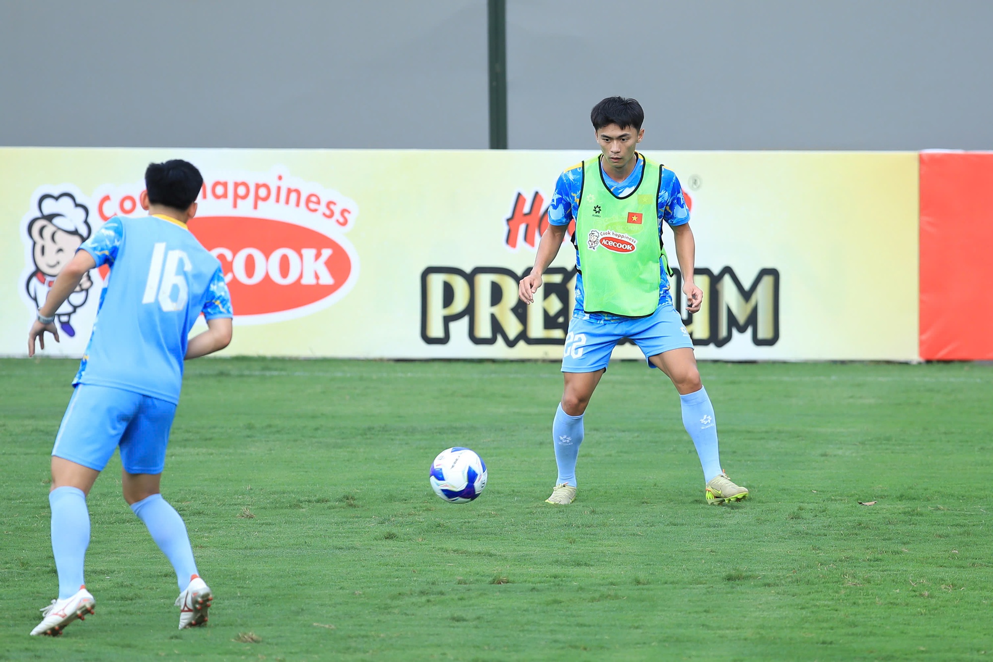 Trung Kiên và Văn Lâm: Thủ môn đẹp trai chuẩn tuyển Việt Nam 2026 - Ảnh 11. Trung Kiên và Văn Lâm: Thủ môn đẹp trai chuẩn tuyển Việt Nam 2026 - Ảnh 11.