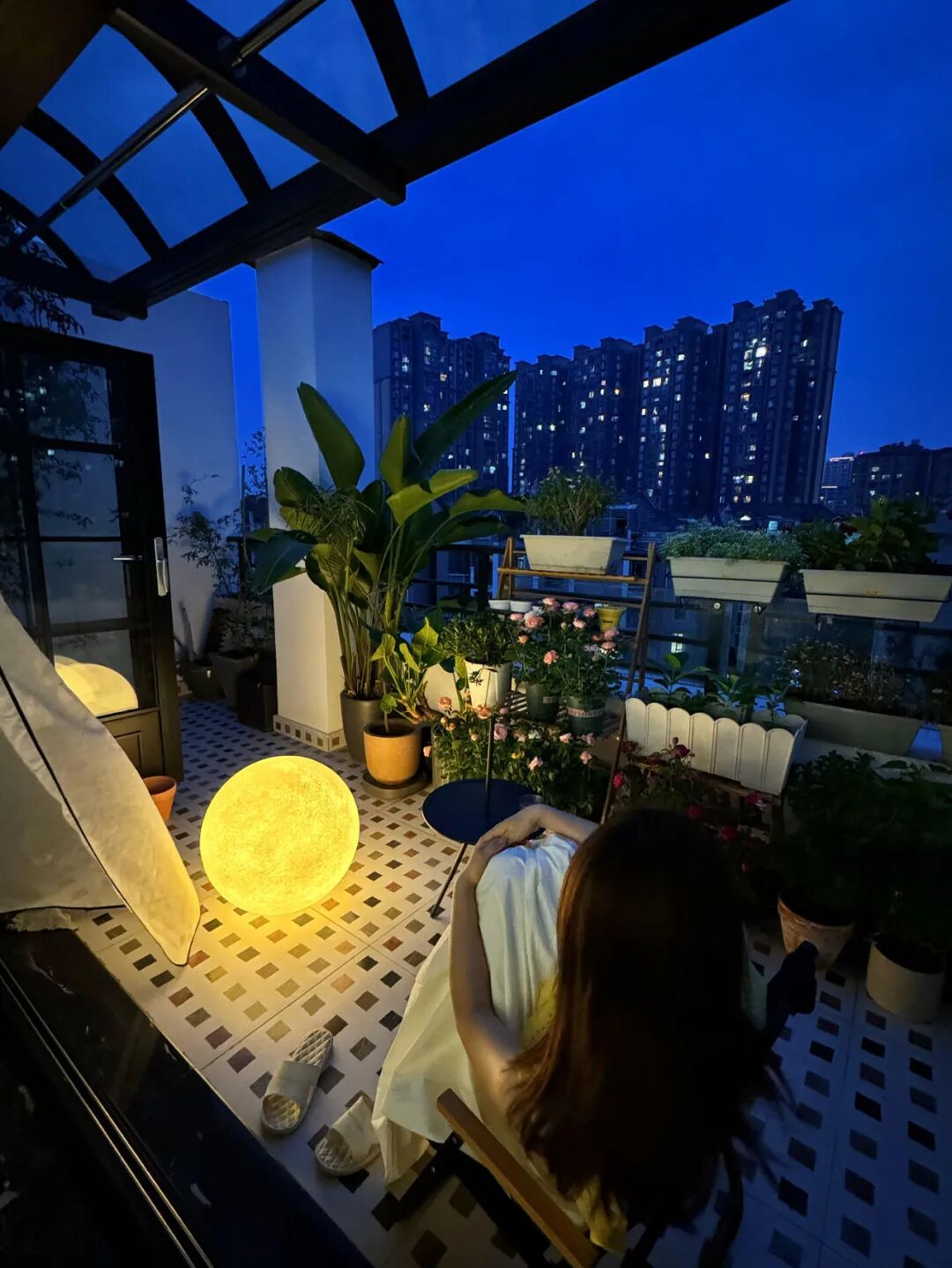 Có nên mua căn hộ có sân thượng? Người từng sống ở đây nói thẳng: Lãng mạn thì ít, đánh đổi thì nhiều - Ảnh 2.