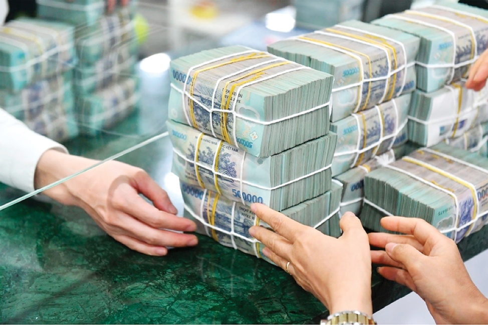 Một ngân hàng vừa tăng lãi suất tiết kiệm lên mức cao hàng đầu thị trường, nhân viên chào lãi suất lên tới 8,3% cho kỳ hạn 6 tháng - Ảnh 1.