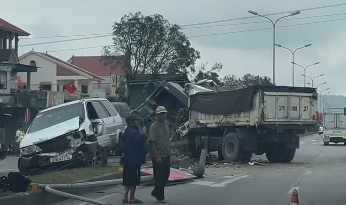 Tai nạn xe ô tô liên hoàn tại Nghệ An khiến tài xế tử vong trong cabin - Ảnh 1. Tai nạn xe ô tô liên hoàn tại Nghệ An khiến tài xế tử vong trong cabin - Ảnh 1.