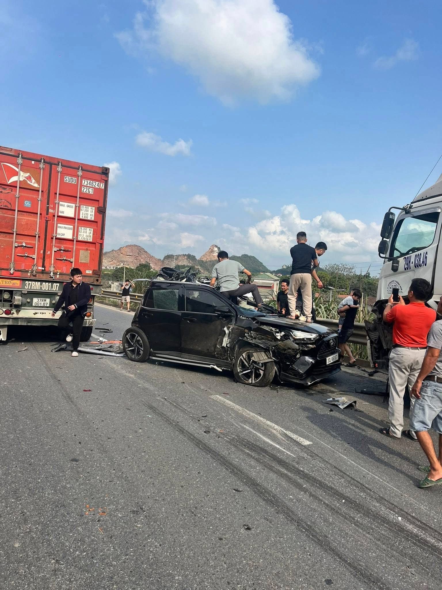 Hiện trường kinh hoàng vụ tai nạn liên hoàn 6 xe trên cao tốc, có xe bị vò nát - Ảnh 4.