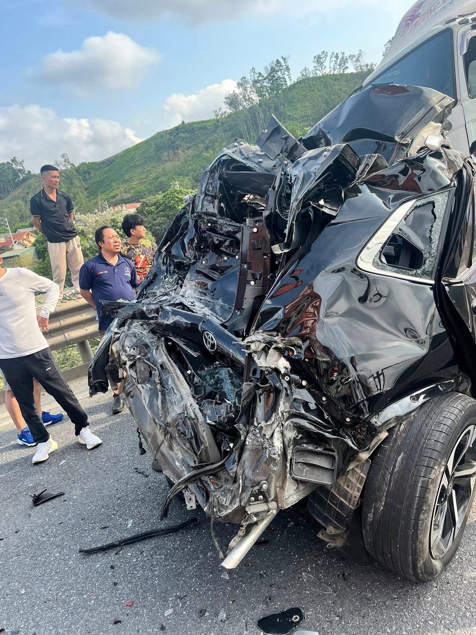 Hiện trường kinh hoàng vụ tai nạn liên hoàn 6 xe trên cao tốc, có xe bị vò nát - Ảnh 2.