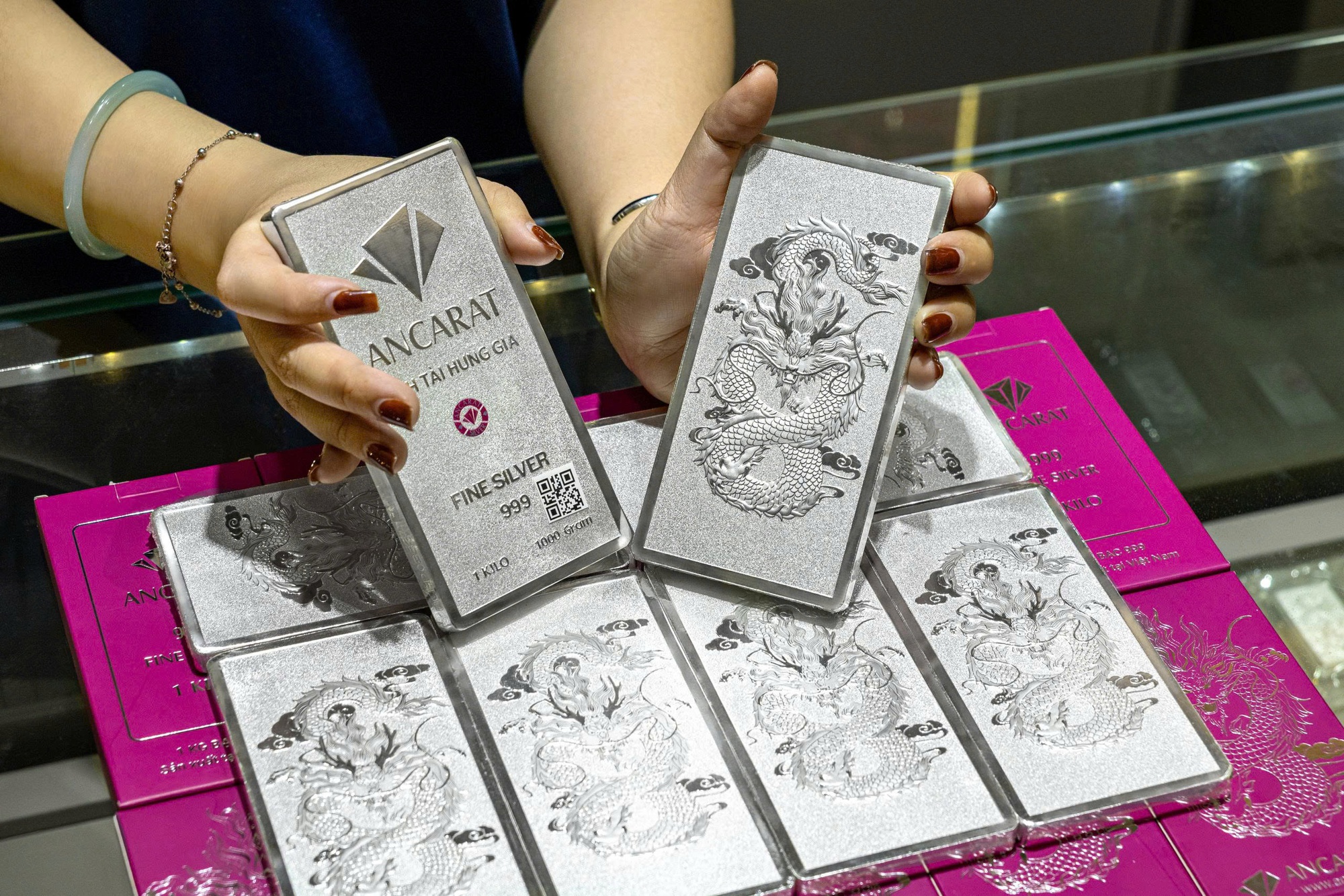 Giá bạc hôm nay 23 - 3: Rớt mạnh hơn vàng , mức thấp nhất trong năm 2026 - Ảnh 2. Giá bạc hôm nay 23 - 3: Rớt mạnh hơn vàng , mức thấp nhất trong năm 2026 - Ảnh 2.