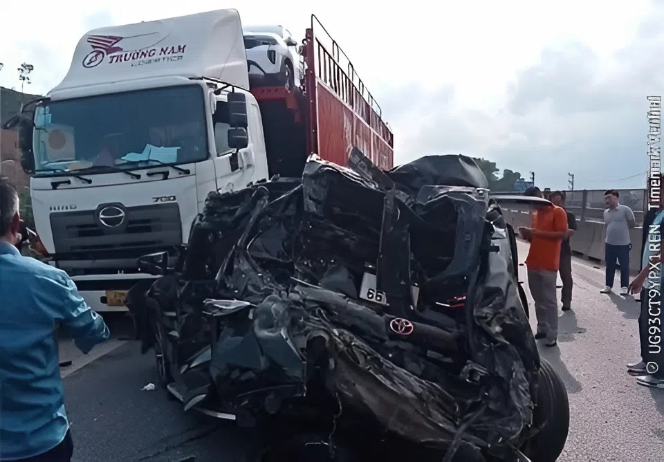 Hiện trường kinh hoàng vụ tai nạn liên hoàn 6 xe trên cao tốc, có xe bị vò nát - Ảnh 5.