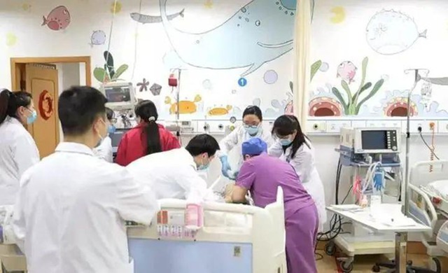 Bé 2 tuổi tử vong sau khi ăn món "vạn người mê", bà nội ngã quỵ nghe bác sĩ chỉ mặt điểm tên thói quen "chết người" - Ảnh 1.