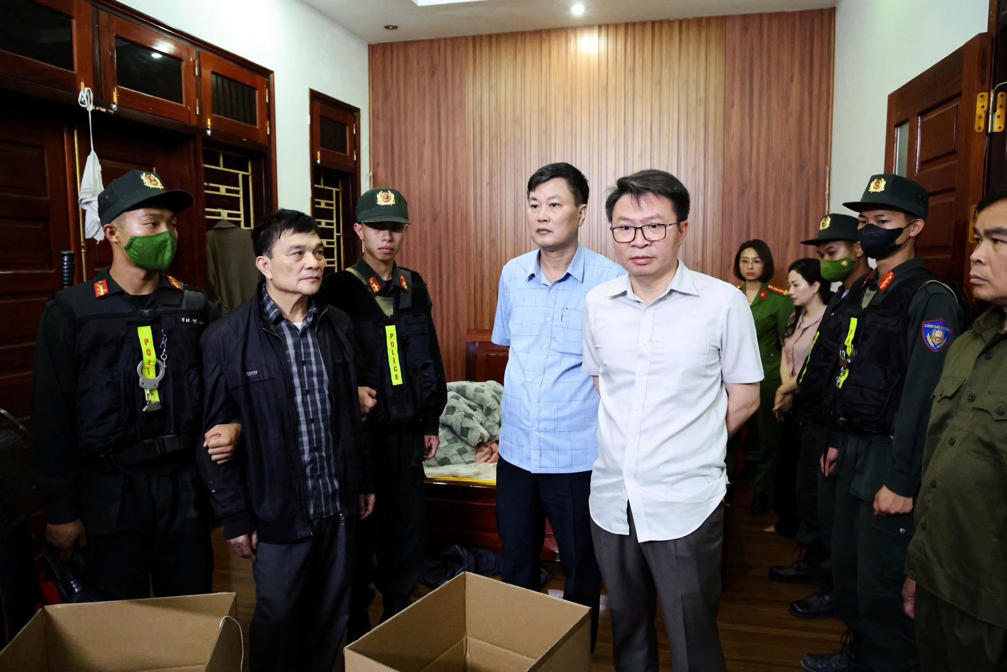 200 CBCS khám xét 28 địa điểm trong chuyên án đặc biệt lớn, bắt khẩn cấp kế toán Nguyễn Thị Điệp SN 1986 - Ảnh 4.